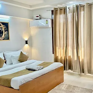 Aura Luxury I Couple Friendly I Near Golf Course Road, Sector 57, Hotel